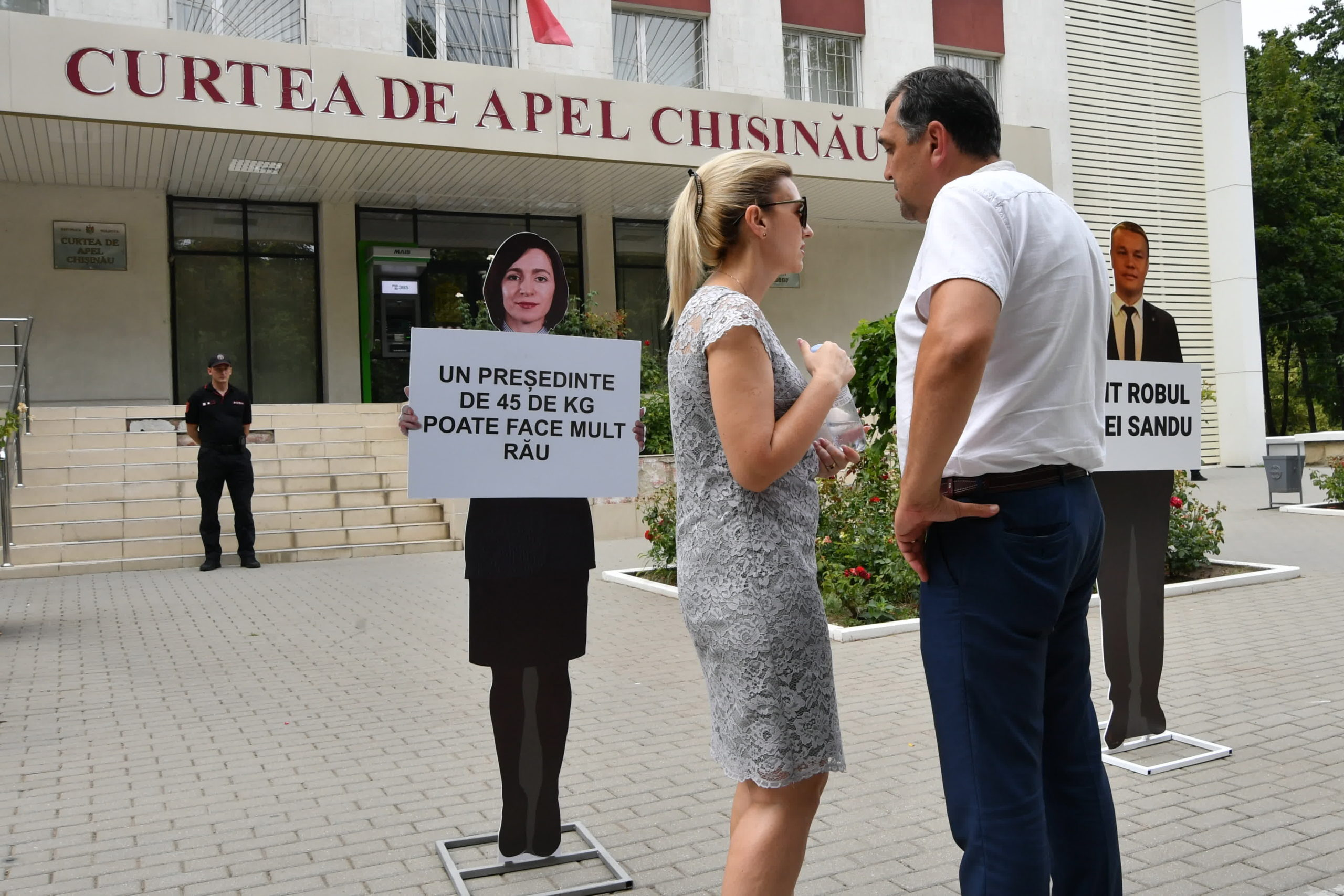 «Бедная наша Марина, с кем она там сидит в тюрьме?» Как перед АП Кишинева протестовали сторонники Таубер (ФОТОРЕПОРТАЖ NM)
