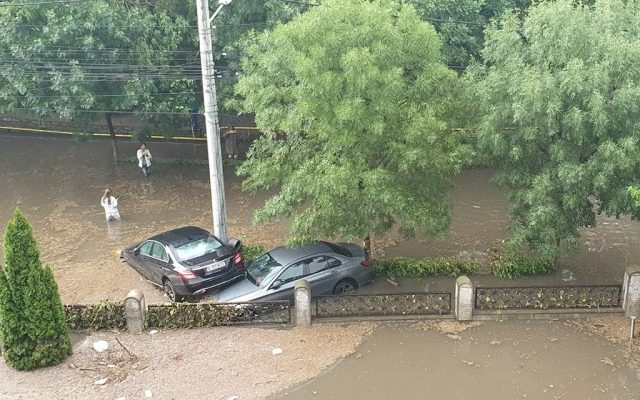 (ФОТО) Поврежденные машины, сорванные крыши. Ливень затопил улицы румынского города Крайова