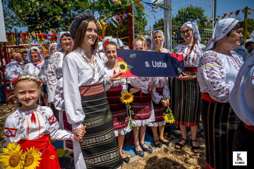 Милые улыбающиеся лесбиянки лежат на ковре, крупным планом