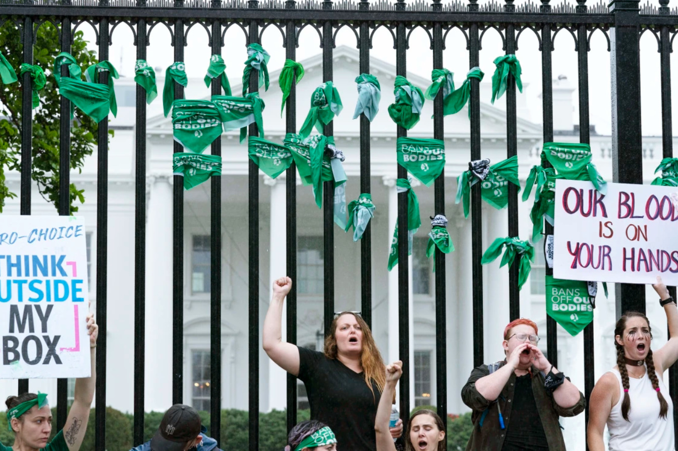 (ФОТО, ВИДЕО) У Белого дома прошла многотысячная акция протеста против запрета абортов