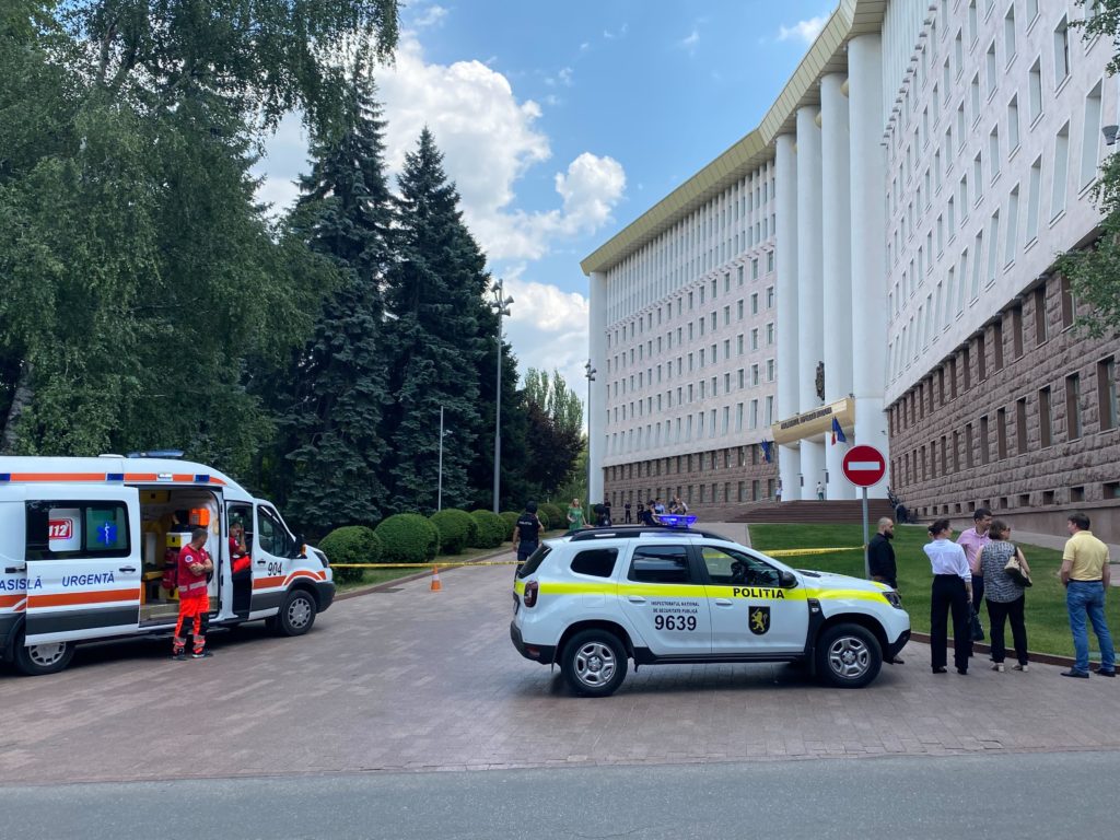 Полиции Кишинева сообщили о минировании зданий аэропорта, правительства, парламента и РКБ (ОБНОВЛЕНО)