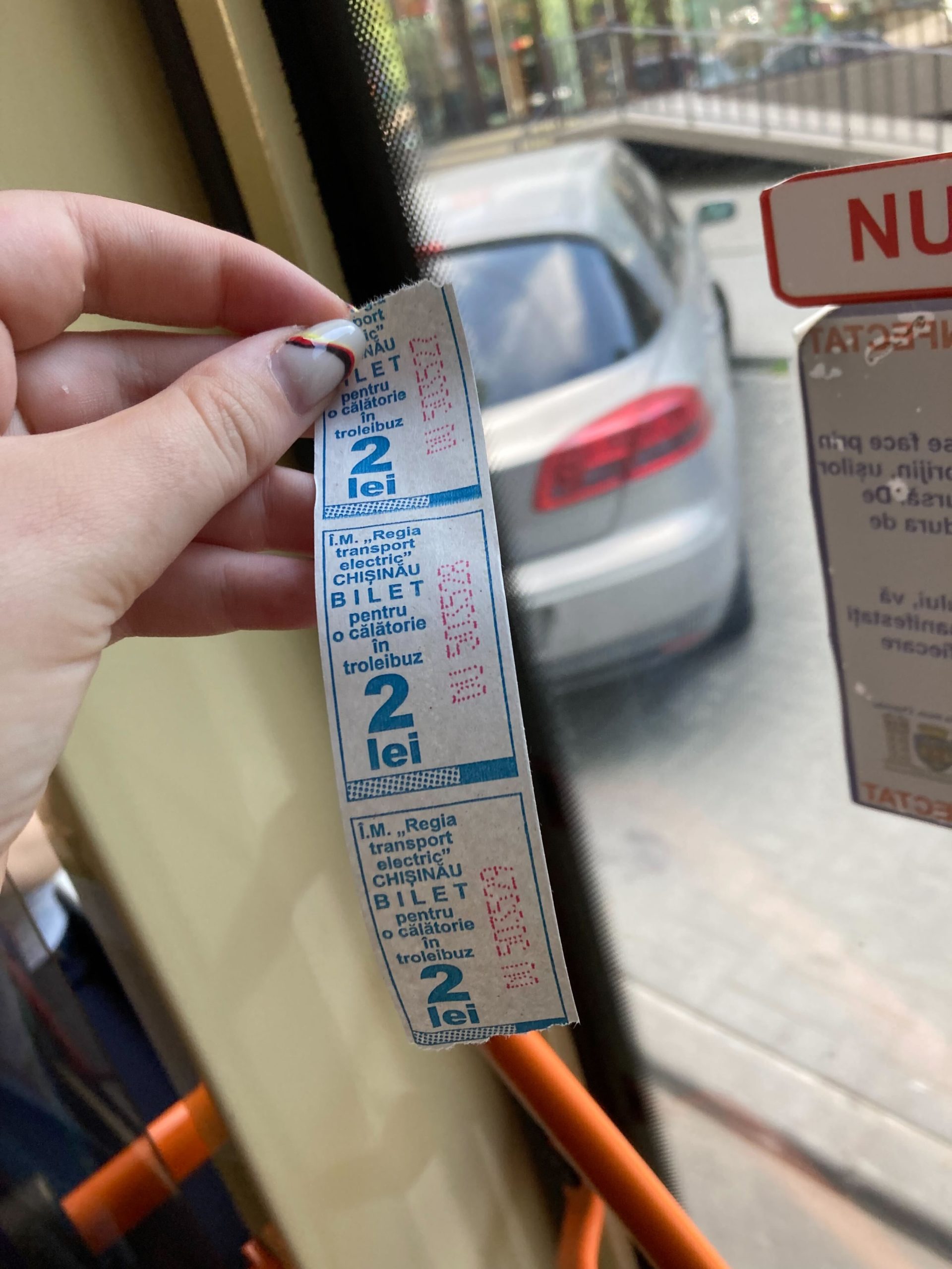(ФОТО) Жителям Кишинева выдают три билета в троллейбусе вместо одного