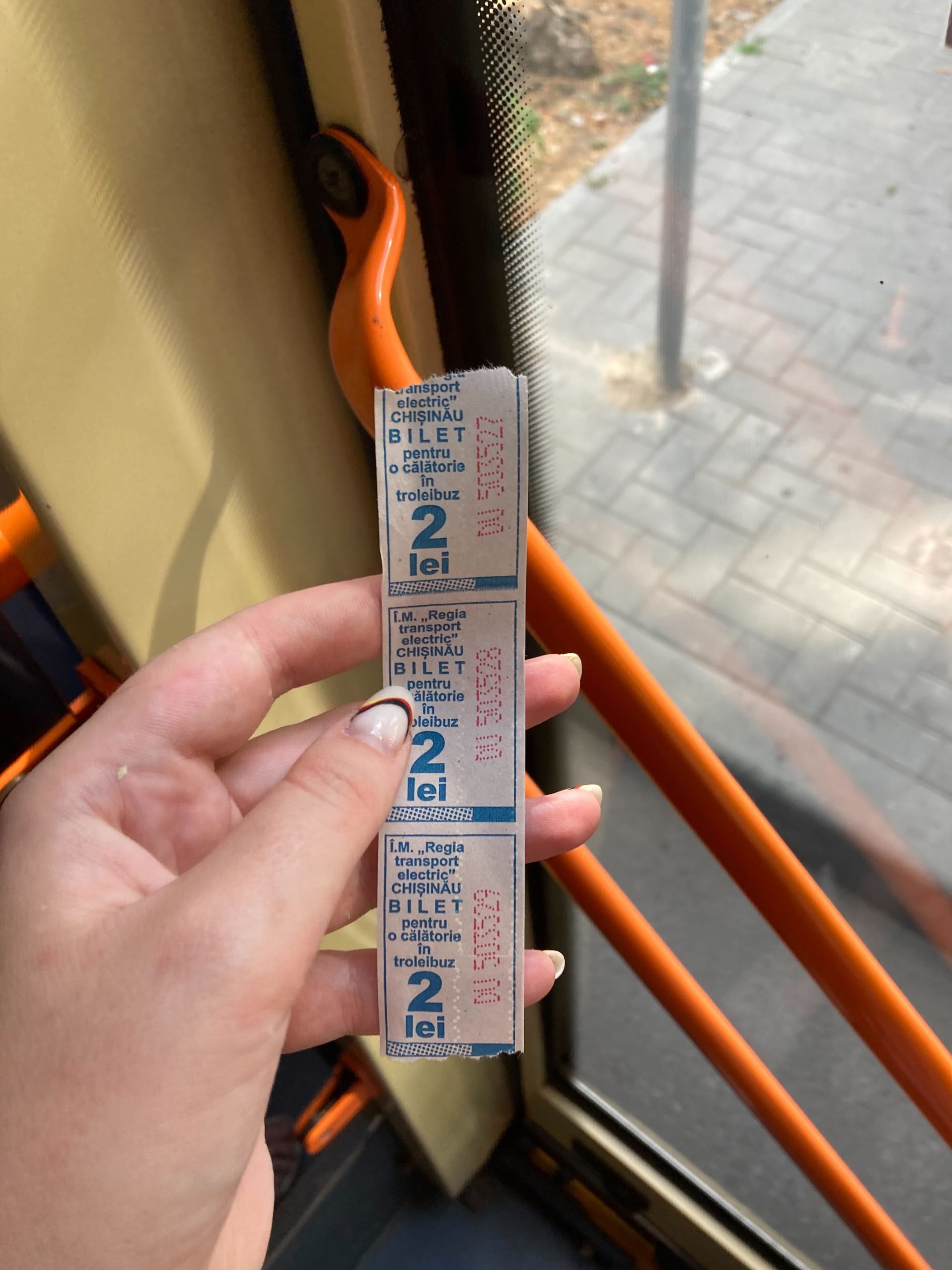 (ФОТО) Жителям Кишинева выдают три билета в троллейбусе вместо одного