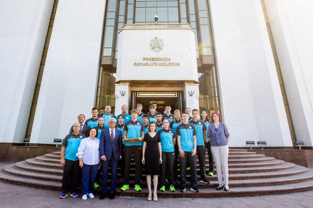 Maia Sandu a înmânat drapelul de stat sportivilor moldoveni care vor participa la Festivalul Olimpic al Tineretului European