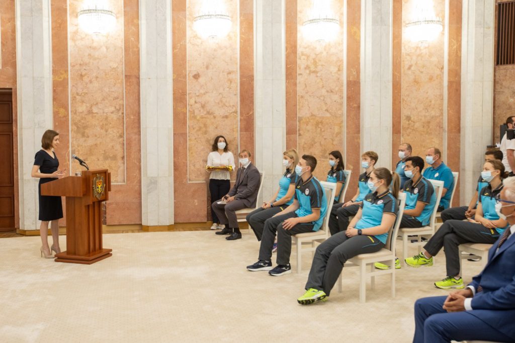 Maia Sandu a înmânat drapelul de stat sportivilor moldoveni care vor participa la Festivalul Olimpic al Tineretului European