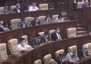 Majoritatea deputaților, cu măști în sala de plen a Parlamentului: Grosu: „Îi îndemn și pe cei care mai meditează”