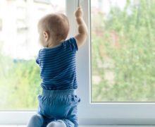 В Бричанах двухлетний ребенок выпал из окна