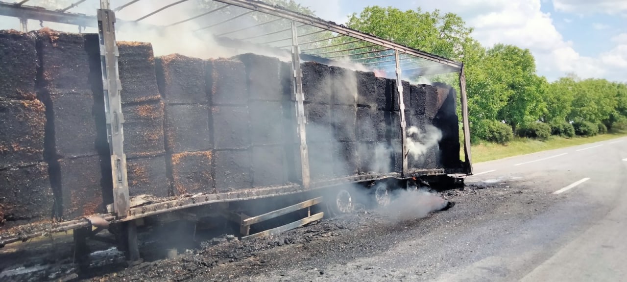 FOTO Un TIR, care se deplasa spre Kiev, cuprins de flăcări în raionul Edineț: era încărcat cu tutun uscat