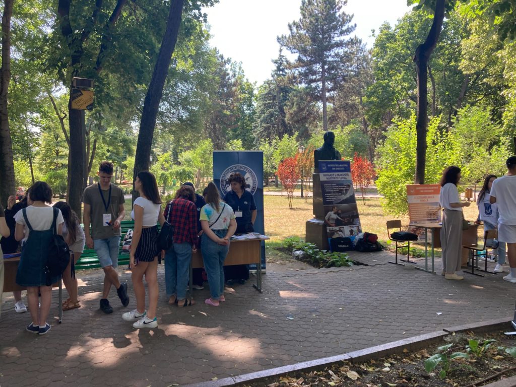 (ФОТО) В Кишиневе открылась ярмарка предложений румынских вузов