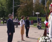 Руководство Молдовы и депутаты первого созыва парламента страны возложили цветы к памятнику Штефану чел Маре