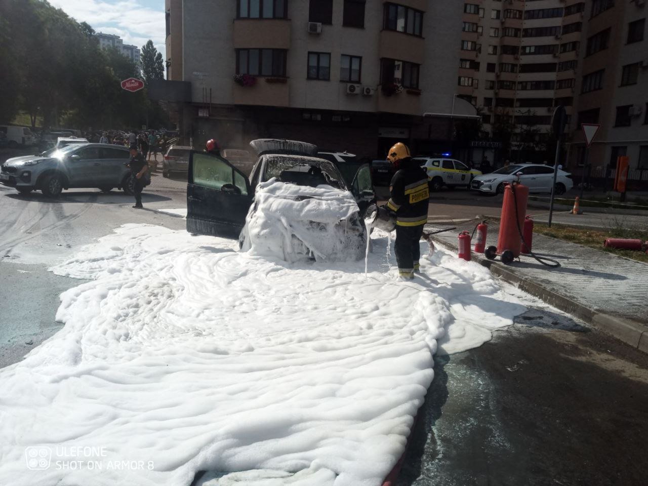 (ФОТО) В Кишиневе возле заправки загорелся автомобиль