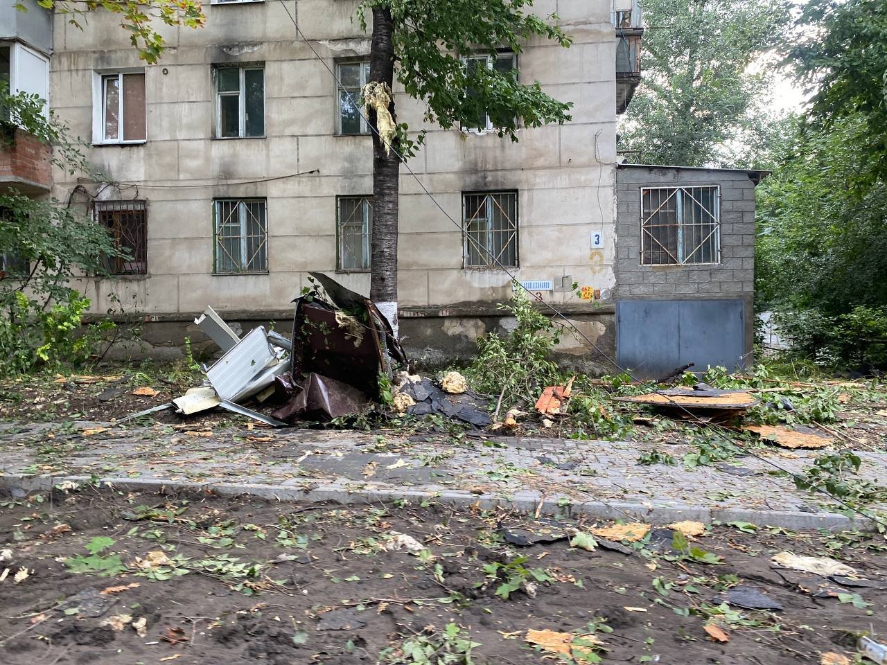 FOTO/VIDEO Tavanul unui apartament - distrus de un copac, mașini strivite, și 18 localități fără lumină. Bilanțul ploii torențiale de marți