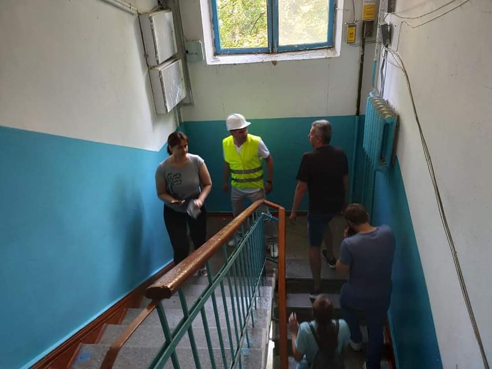 FOTO Viața la subsol. Cum arată cele 15 apartamente distruse de ploaie: vor fi reparate din bugetul municipal