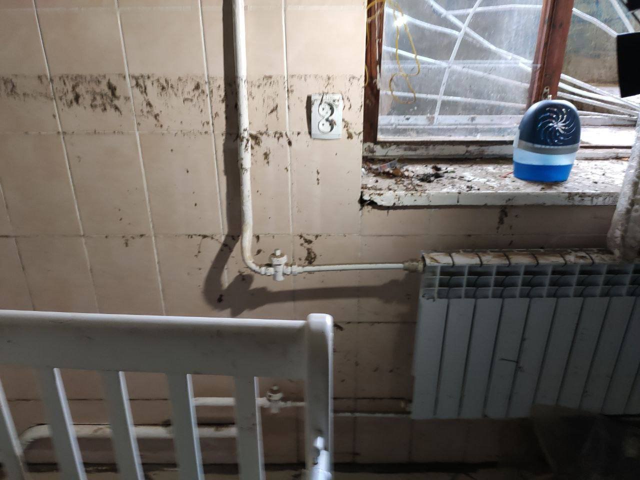 FOTO Viața la subsol. Cum arată cele 15 apartamente distruse de ploaie: vor fi reparate din bugetul municipal