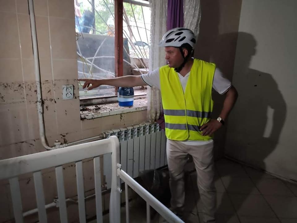 FOTO Viața la subsol. Cum arată cele 15 apartamente distruse de ploaie: vor fi reparate din bugetul municipal