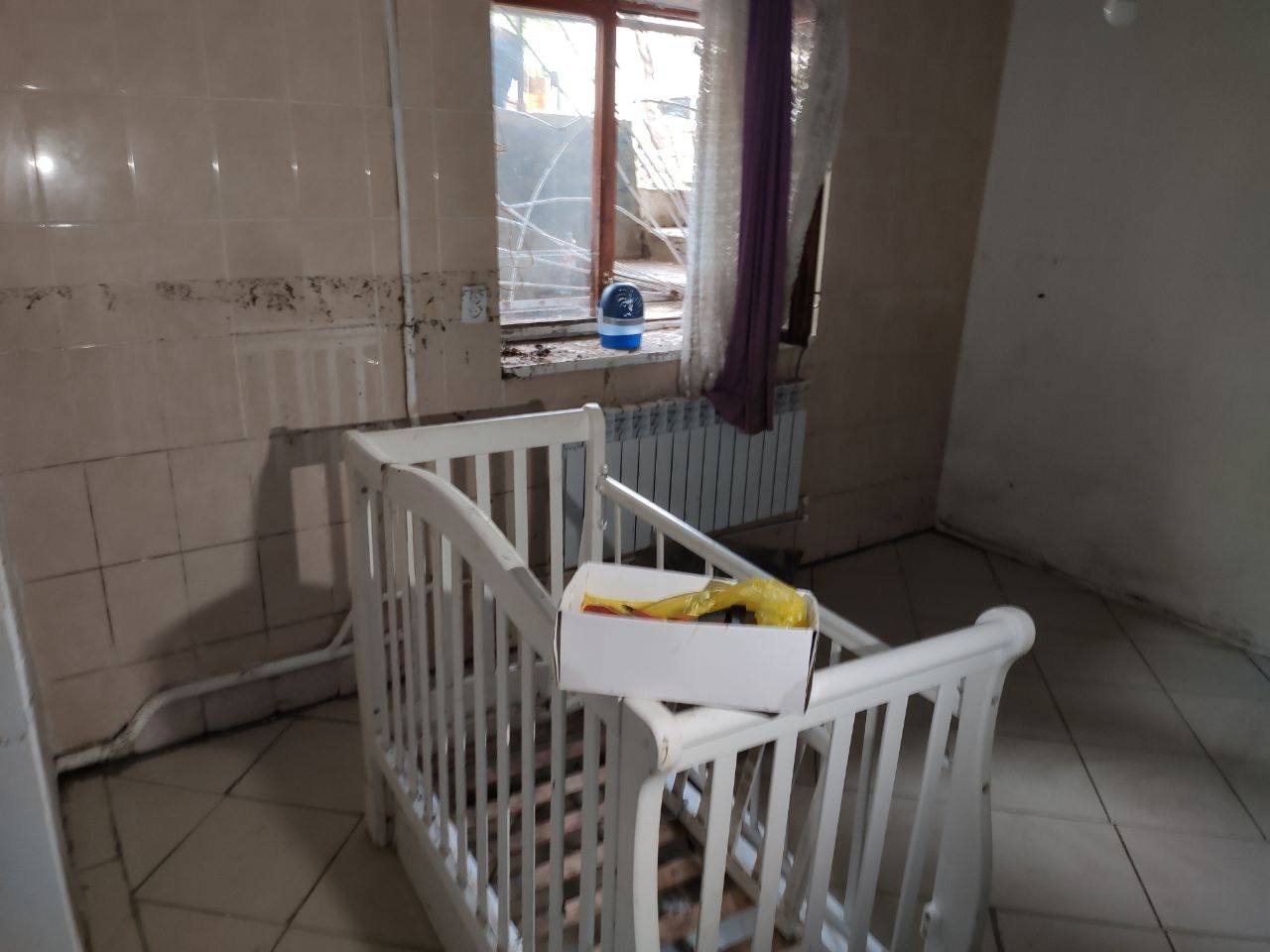 FOTO Viața la subsol. Cum arată cele 15 apartamente distruse de ploaie: vor fi reparate din bugetul municipal