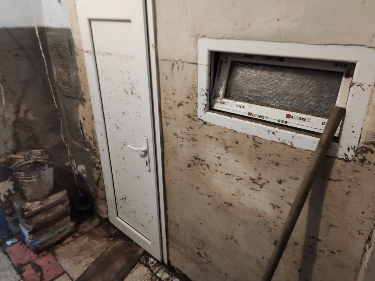 FOTO Viața la subsol. Cum arată cele 15 apartamente distruse de ploaie: vor fi reparate din bugetul municipal