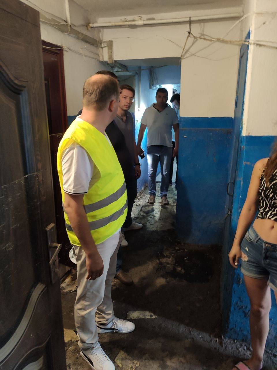 FOTO Viața la subsol. Cum arată cele 15 apartamente distruse de ploaie: vor fi reparate din bugetul municipal