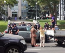 Кристиана Ризю задержали в Кишиневе. Он привез грузовик арбузов к зданию правительства