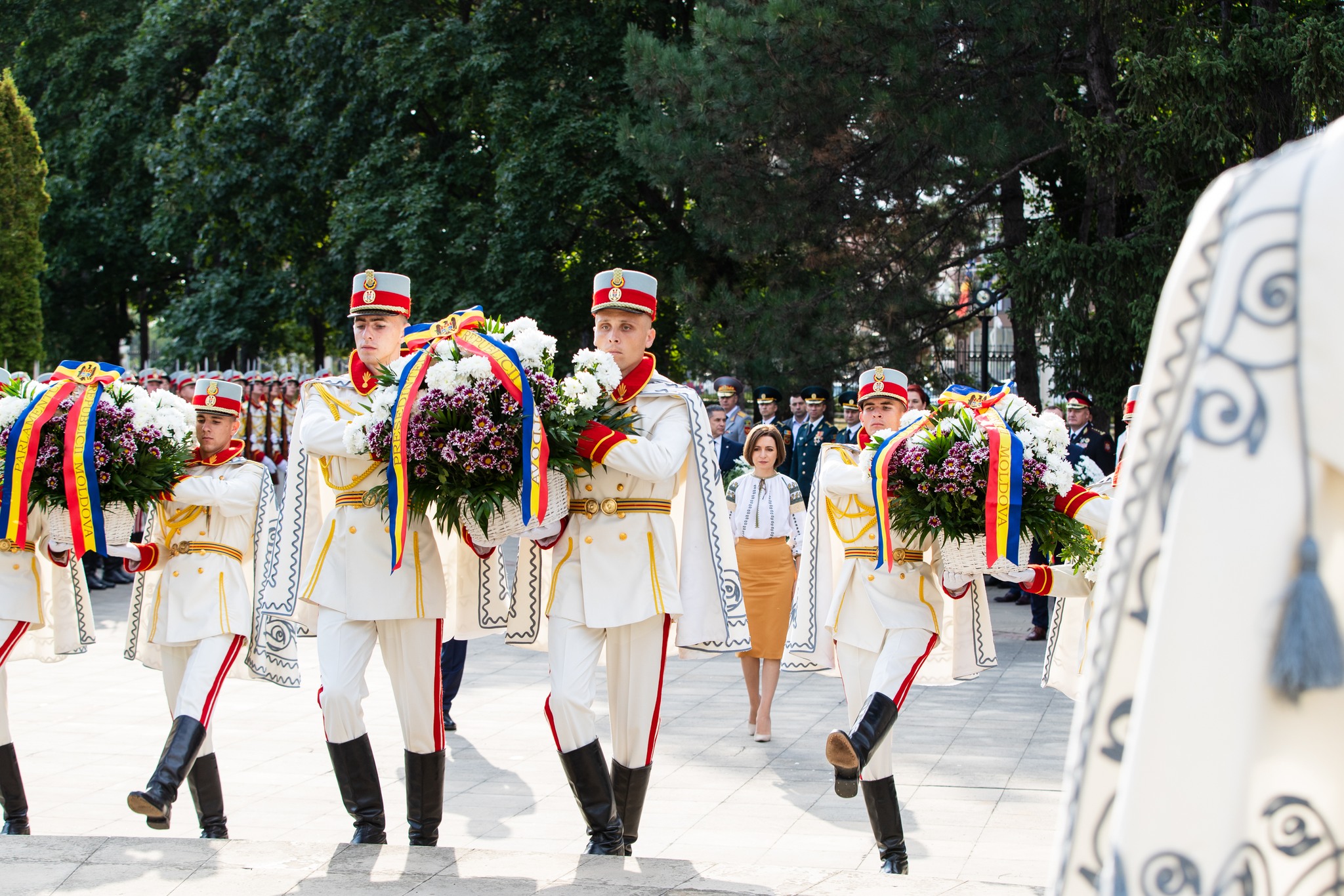FOTOREPORTAJ Depuneri de flori, concert și defilare. Cum a fost sărbătorită ce-a de-a 31-a aniversare a Republicii Moldova