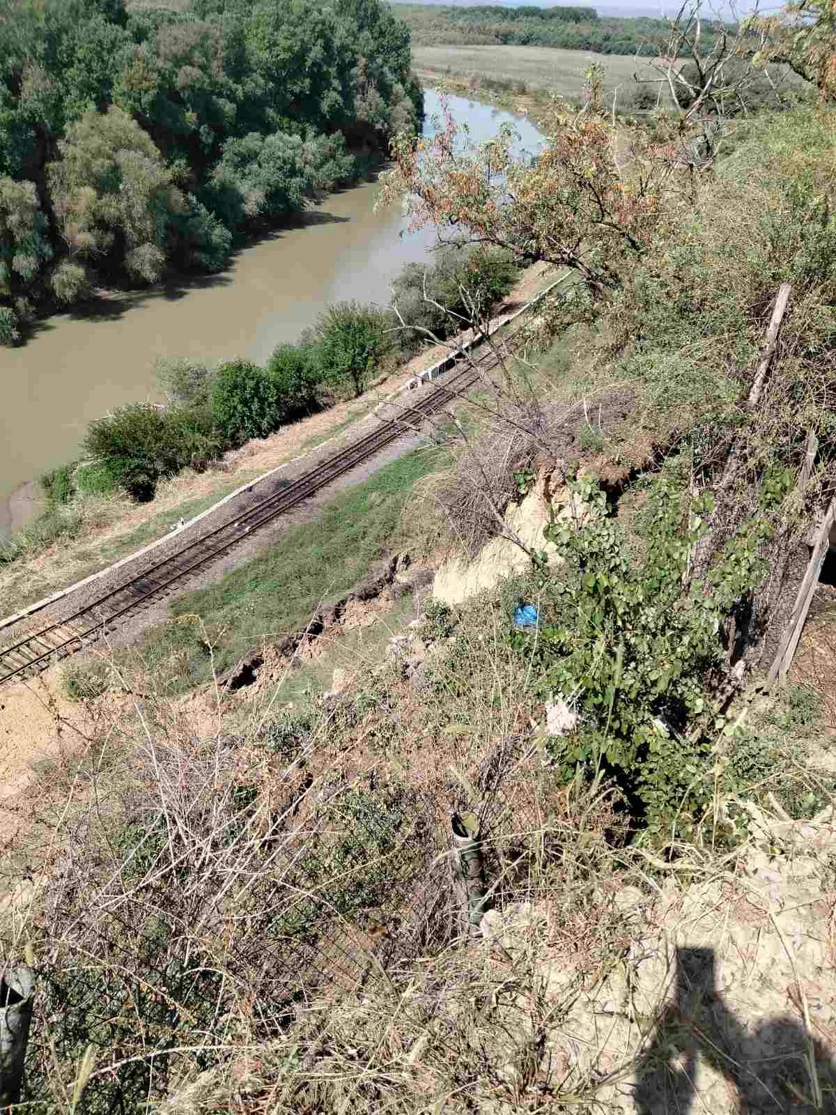 FOTO Alunecări de teren pe tronsonul de cale ferată Cahul-Giurgiulești: a fost închisă circulația