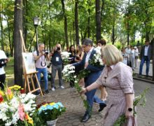 (ВИДЕО) Как депутаты от PAS возложили цветы к памятнику Еминеску