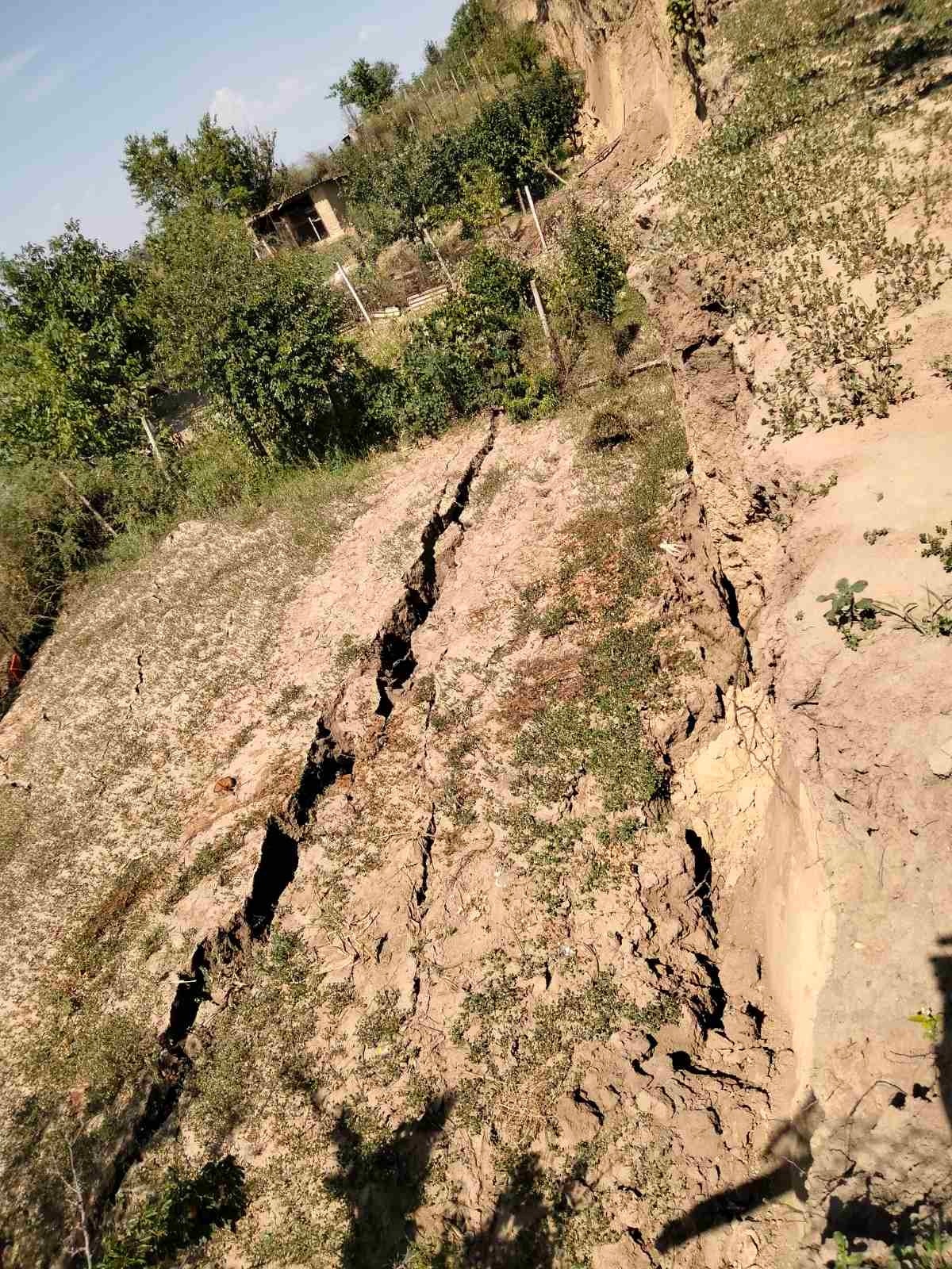 FOTO Alunecări de teren pe tronsonul de cale ferată Cahul-Giurgiulești: a fost închisă circulația