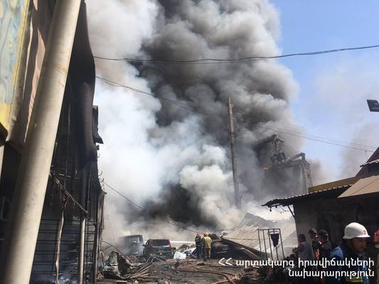 (ФОТО/ВИДЕО) В Ереване произошел взрыв на оптовом рынке. Один человек погиб
