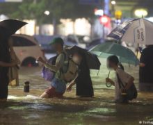 (ВИДЕО) В Сеуле из-за сильных ливней погибли восемь человек