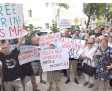 «Не будьте слепыми, глухими и немыми». Партия «Шор» провела протест перед офисом Делегации ЕС в Молдове
