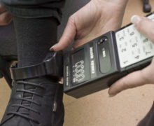 В Молдове для арестованных все чаще используют электронные браслеты. Отчет минюста