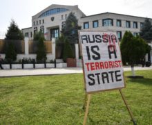 «При попустительстве властей». Посольство РФ прокомментировало надпись «Путин — убийца» на воротах дипмиссии