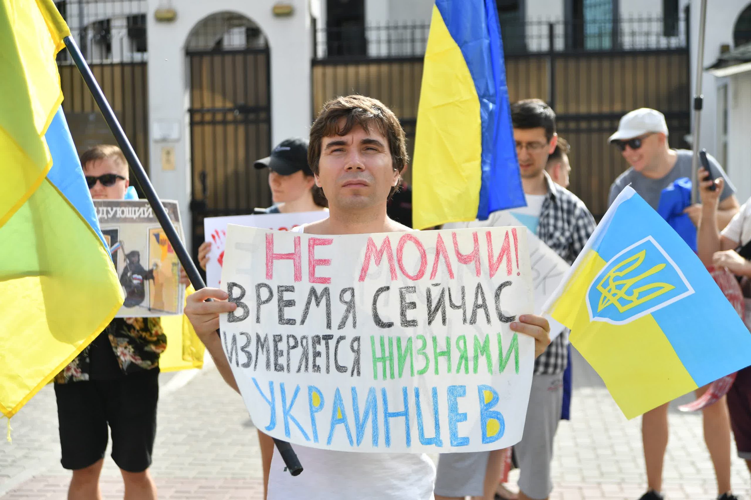 FOTOREPORTAJ Protestul de la Ambasada Rusiei, văzut prin obiectivul aparatului foto