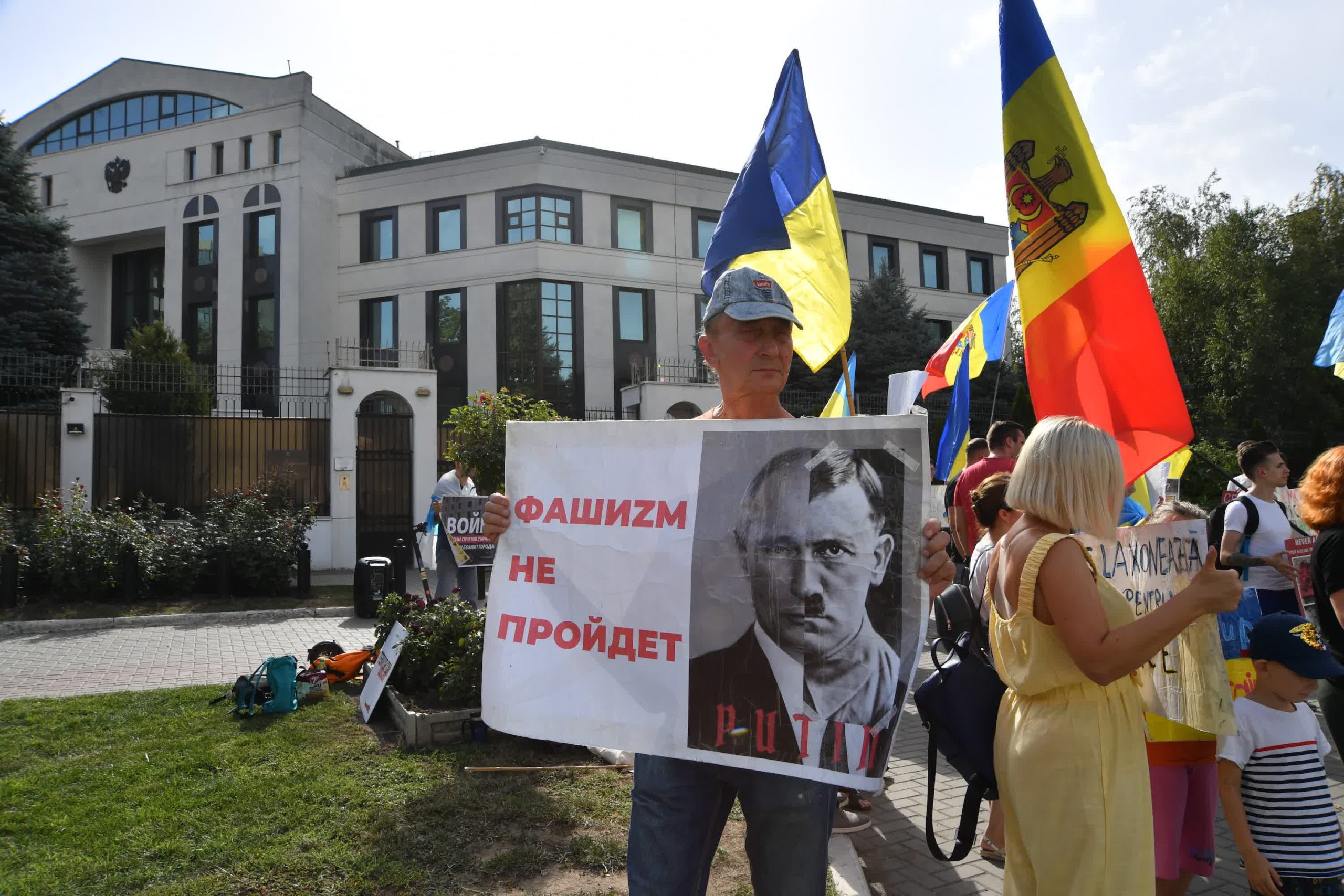 FOTOREPORTAJ Protestul de la Ambasada Rusiei, văzut prin obiectivul aparatului foto