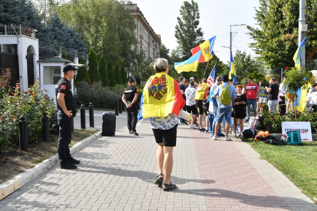 (ФОТОРЕПОРТАЖ) Как в Кишиневе прошел протест против войны в Украине