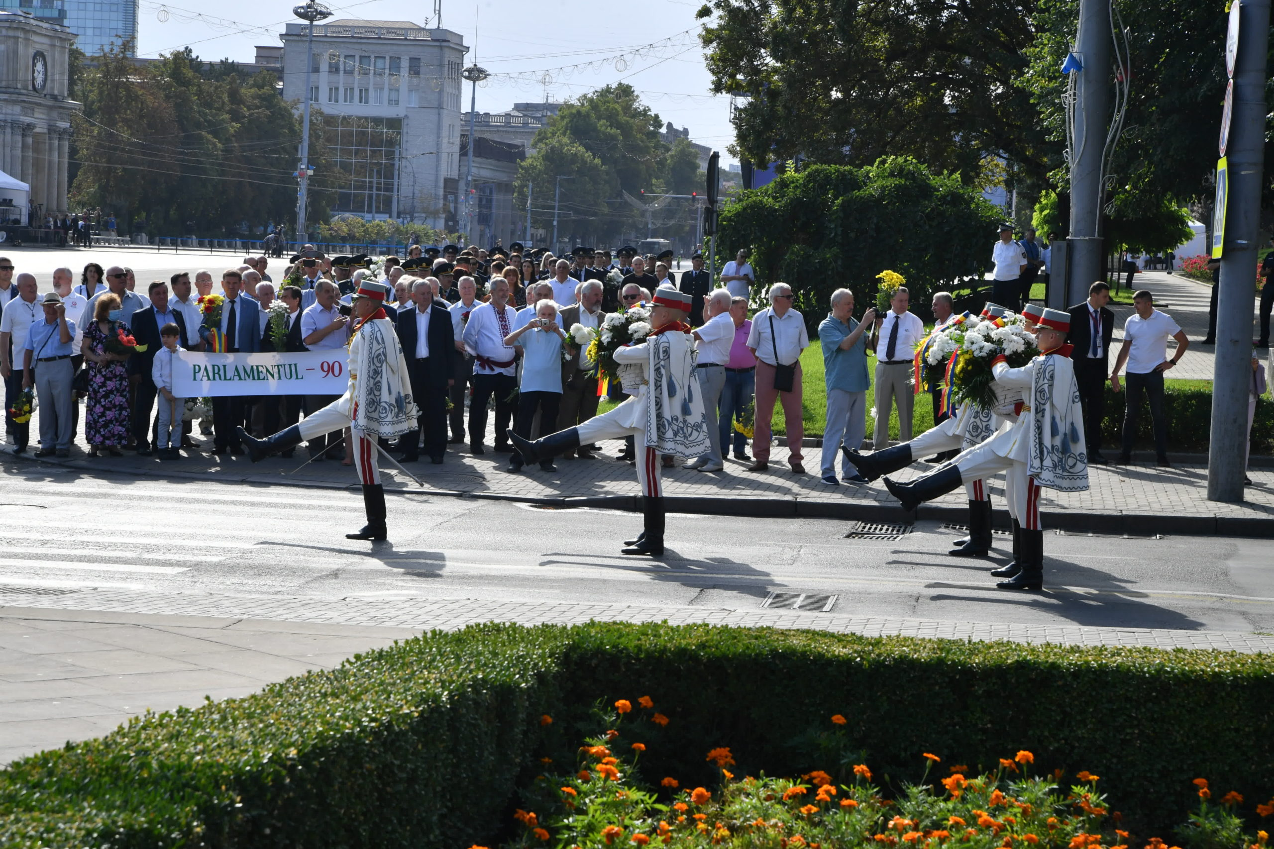 FOTOREPORTAJ Depuneri de flori, concert și defilare. Cum a fost sărbătorită ce-a de-a 31-a aniversare a Republicii Moldova