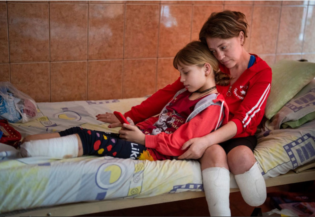 (VIDEO) Mama și fetița de 11 ani rămase fără picioare la Kramatorsk s-au mutat în SUA și au primit proteze