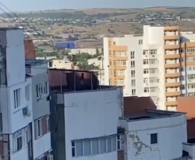В Кишиневе убрали батут, установленный на крыше многоэтажки