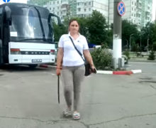 (ВИДЕО) Ссора на заправке в Кишиневе: Женщина разбила зеркала заднего вида на автомобиле