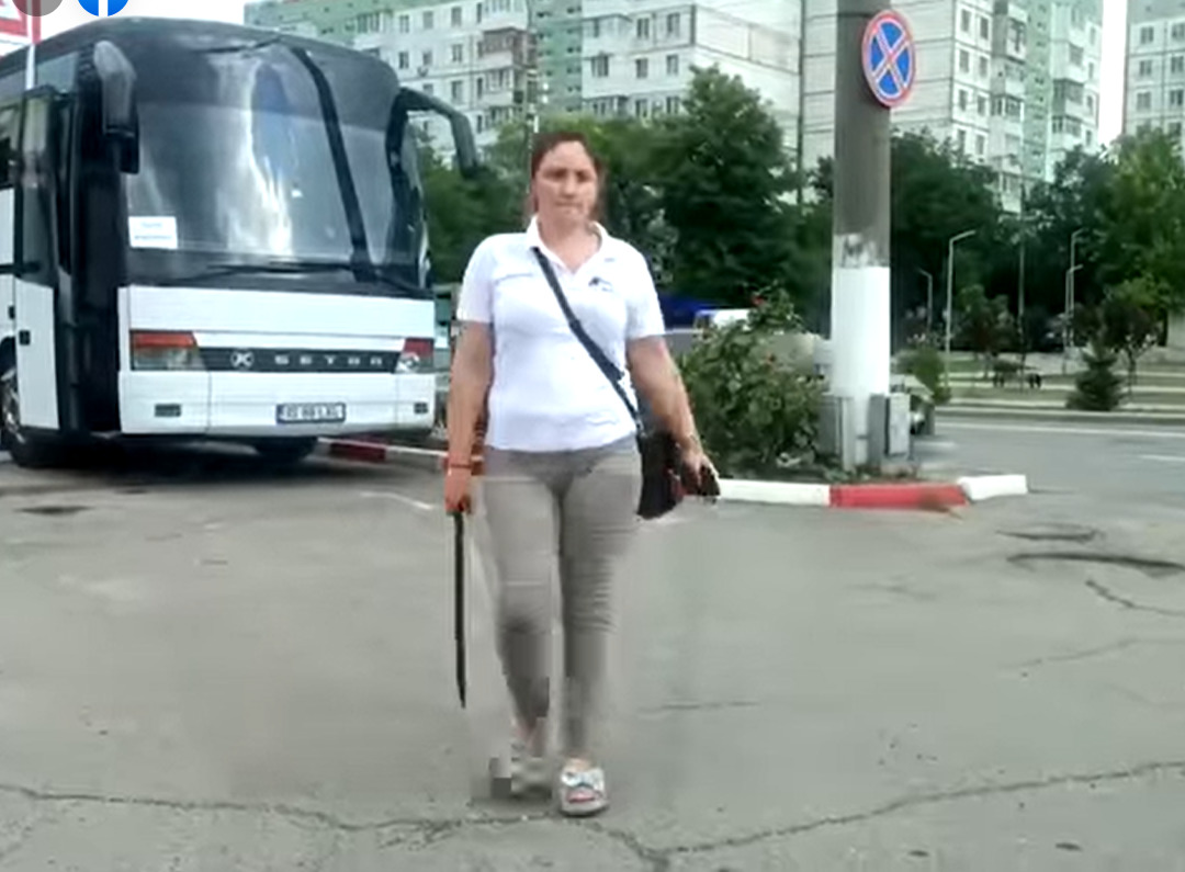 ВИДЕО) Ссора на заправке в Кишиневе: Женщина разбила зеркала заднего вида  на автомобиле - NewsMaker