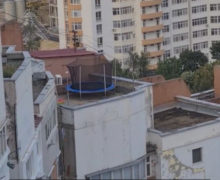 (ВИДЕО) В Кишиневе на крыше «Ворот города» установили детский батут. Что говорят в полиции?