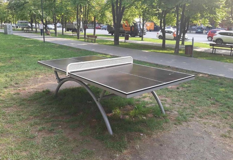 Primăria Chișinău anunță că putem juca gratis tenis, armwrestling și șah. Fost viceprimar: Nu uitați caloșii!