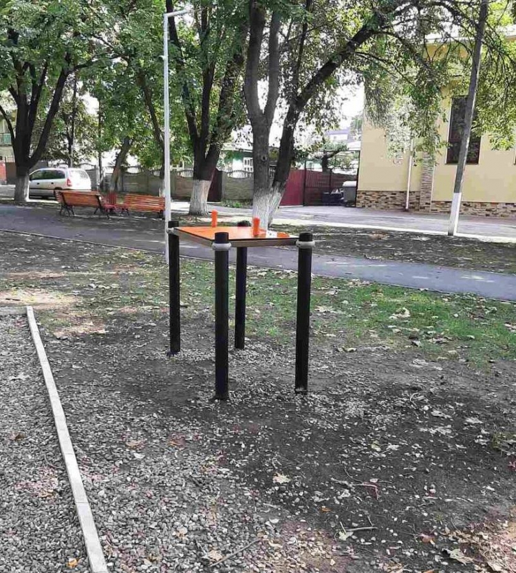 Primăria Chișinău anunță că putem juca gratis tenis, armwrestling și șah. Fost viceprimar: Nu uitați caloșii!