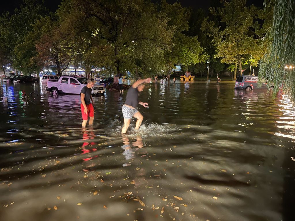 (FOTO/VIDEO) Cele mai impresionante imagini cu străzile inundate din Chișinău