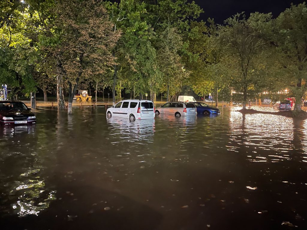 (FOTO/VIDEO) Cele mai impresionante imagini cu străzile inundate din Chișinău