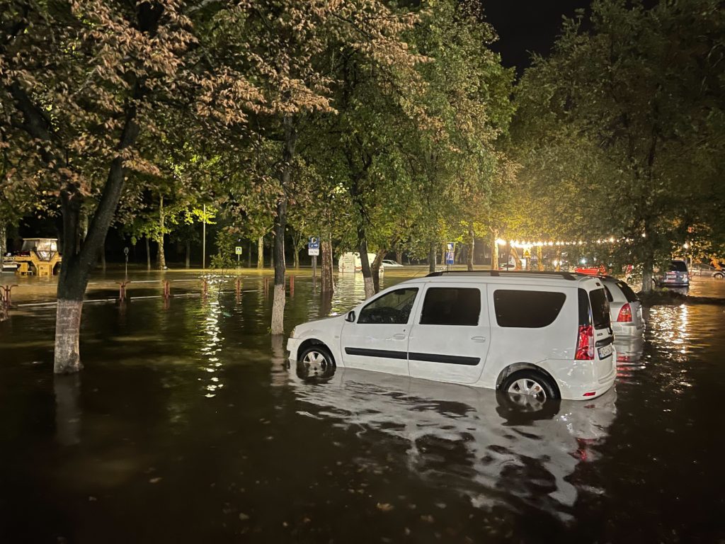 (FOTO/VIDEO) Cele mai impresionante imagini cu străzile inundate din Chișinău