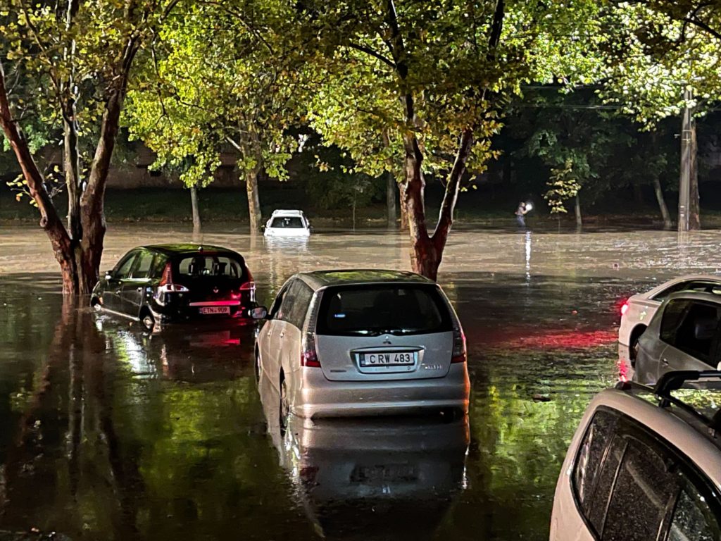 (FOTO/VIDEO) Cele mai impresionante imagini cu străzile inundate din Chișinău