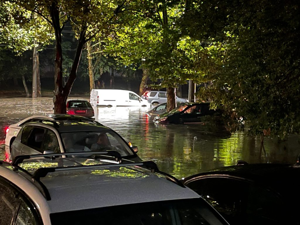 (FOTO/VIDEO) Cele mai impresionante imagini cu străzile inundate din Chișinău