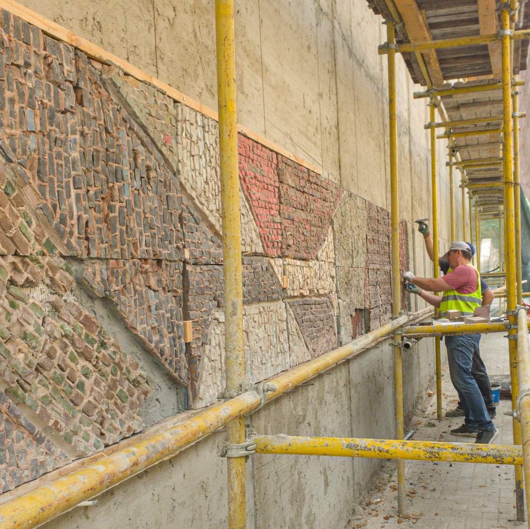(ФОТО) В Кишиневе начали устанавливать мозаику, снятую с бывшего Дворца профсоюза