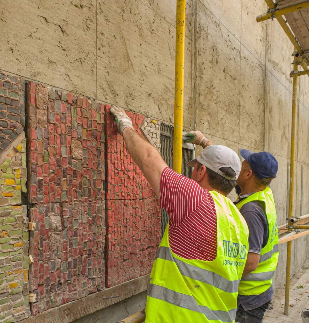 (ФОТО) В Кишиневе начали устанавливать мозаику, снятую с бывшего Дворца профсоюза
